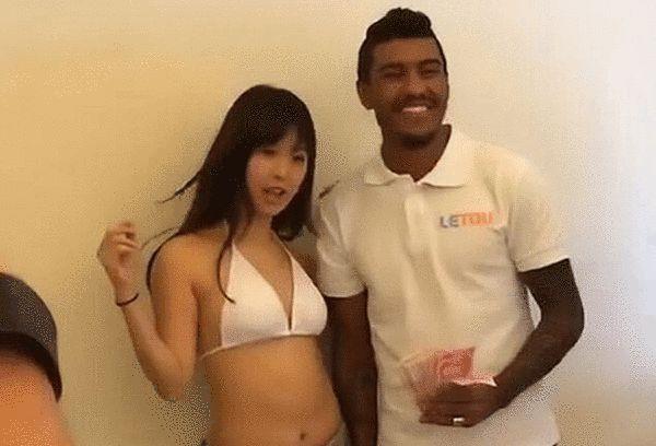 海莉穿着黑色长卫衣再现下衣失踪。