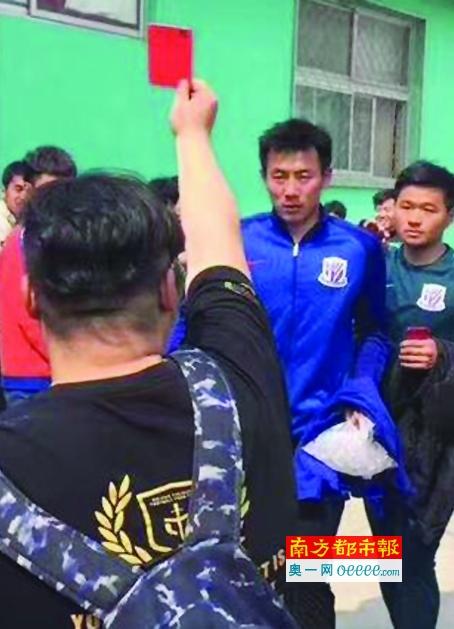 在剧照上，女演员克里斯汀·斯图尔特正含情脉脉地看着镜头，并且做出了一副小鸟依人的表情。