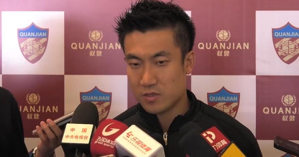 “我自己十几岁就学过裁剪，加上自己也喜欢武侠，就参照着做。