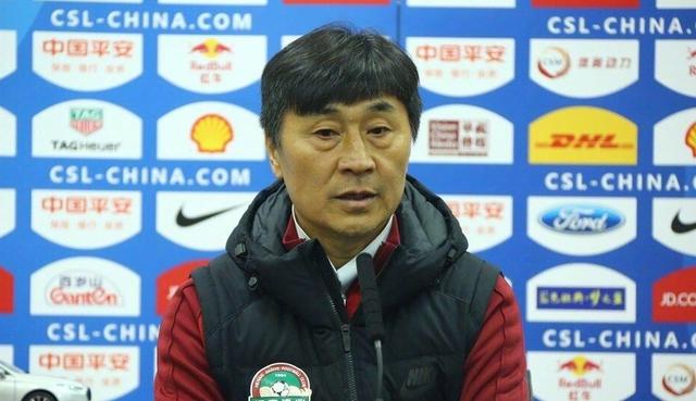 区别于好莱坞惯用的绿幕特效，《蛟龙行动》以实景搭建1:1核潜艇内舱，每一个细节都经过精心雕琢，连深海作战手势都经专业指导。