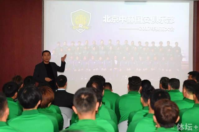 鲁裕敏的妻子是一名专业合唱歌手，曾担任金建模等著名歌手的配唱10年之久。