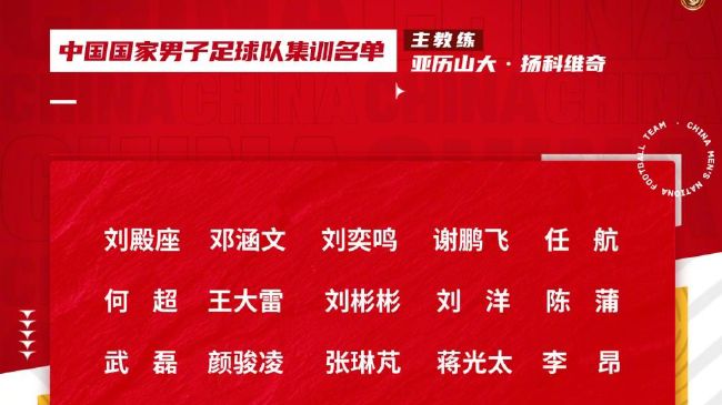 舒淇穿着女神裙亮相迷倒一片，戴着代言的品牌眼镜摆出各种专业模特pose显敬业，当天小秀乳沟让人大饱眼福。