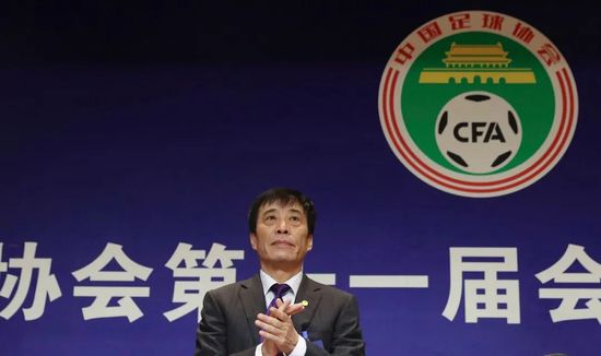 电影《新蝙蝠侠》剧照资深影迷们对“黑色电影”的概念并不陌生，20世纪20年代，德国绘画界兴起表现主义浪潮，扭曲而充满阴影的画面折射出一战后弥漫在全德国的颓丧与绝望。