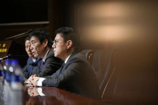 再来看片名，何谓“侠之大者”？