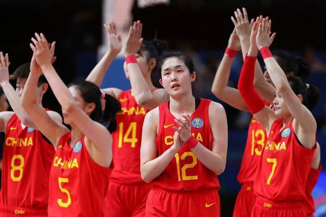 众明星盛装出席，其中几位女性争奇斗艳比性感，爱戴、李昕岳、张萌大胆露胸，而王丽坤则露出美背。
