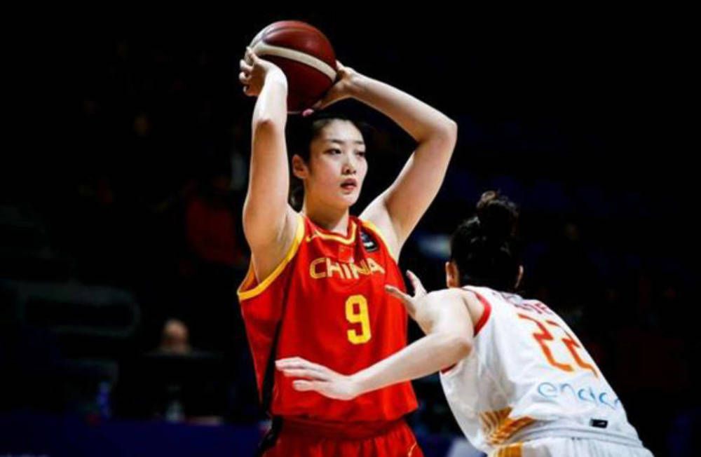 洪尚秀导演和该片女主角金珉禧也亮相洛 洪常秀获洛迦诺影节导演奖 《我们善姬》9月将映 2013-08-18 韩国导演洪常秀再一次获得了海外电影节的认可。