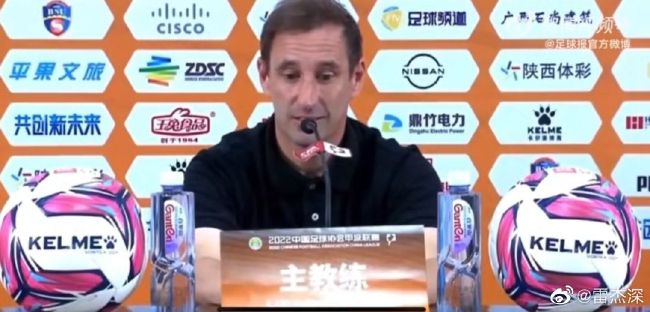 新娘子下车的时候苏永康贴心为其开车门，尽显绅士风度。