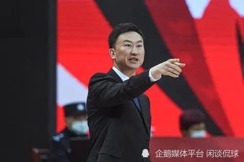 镜头中，张子枫扎着随性丸子头，身穿白色oversize流苏毛衣搭配玫色质感长裙，慵懒的倚靠于街头雕塑旁，眼神清冷洒脱；而在另一组棚内look中，张子枫另类驾驭超大号衬衫 章子怡莱昂纳多再相逢 为时尚大佬阿玛尼庆生 2015-05-01 当地时间4月30日，世界各地的老朋友汇聚时尚之都米兰，共同为阿玛尼先生庆生，并参与Giorgio Armani40周年盛大庆祝活动。