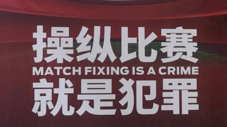 金秀贤饰演的金成俊性格正派、外貌俊秀，在大公司工作，过着稳定成功的生活，却因国际货币基金组织事件一夜之间失业，为了赚到李珉硕提议的事业初期资金，开始销售假货，尝到金钱的甜头，正式进入假货市场。