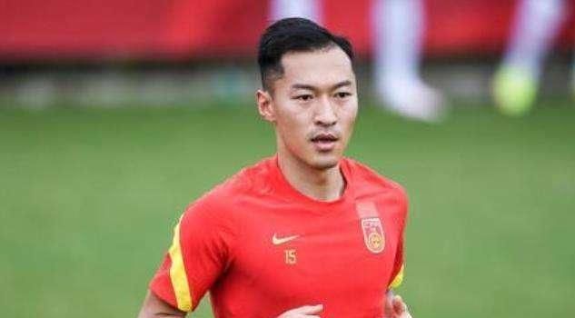”当天身着电影主角同款斗篷造型的高女士也是“备战群”群友之一。