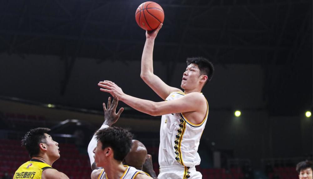 两人在现场媒体的要求下甜蜜亲吻，幸福笑容洋溢在脸上。