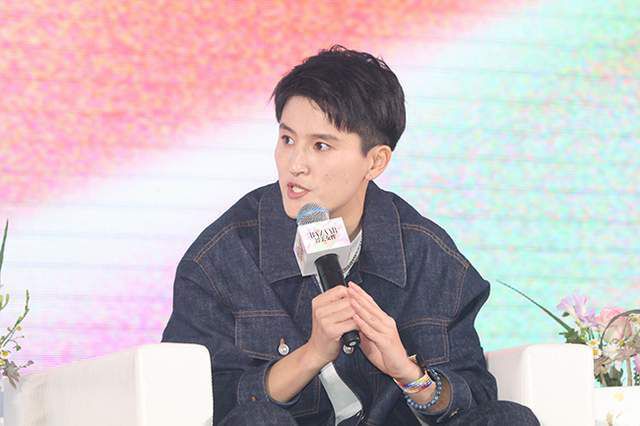 达科塔·范宁身穿飘逸女神裙大秀乳沟，玛丽亚·贝罗走民族风显异域风 《黑色弥撒》多伦多发布会 达科塔穿透视装性感 2015-09-16 多伦多当地时间9月14日，第40届多伦多国际电影节，电影《黑色弥撒》举办发布会。