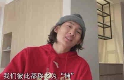 陈柏霖身为该活动品牌的代言人，当天一身休闲装扮现身，青春活动力十足，一亮相就引来女粉丝们的尖叫。