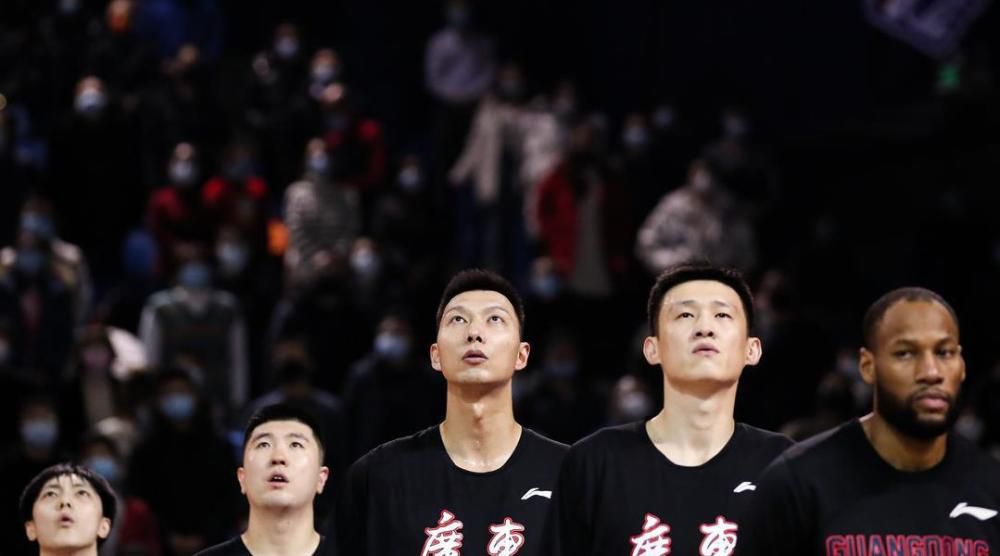 当晚一对准新人更相约好友在郑秀文家中举行圣诞派对。