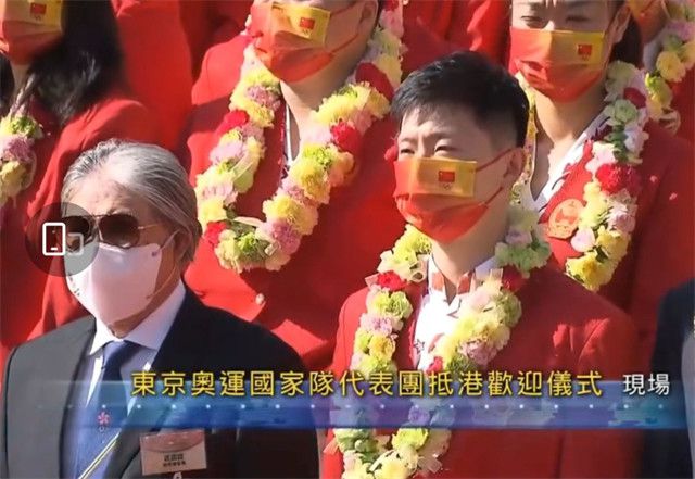 ”另一边，邮轮中庭的电影金曲联唱同样热火朝天。