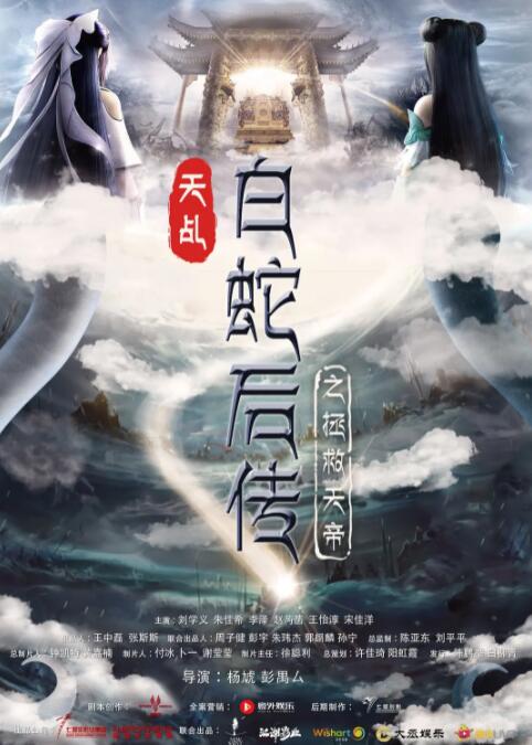 而在后台的赛琳娜则展现出婉约的一面，抱着两个小朋友一起拍照，笑容亲切动人。
