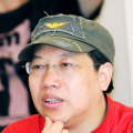 也许只是命运之神在摇骰子，有人挺过来了，有人则不幸倒下。