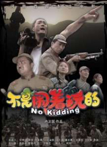 李小璐13日晚晒出甜馨和闺蜜一起“谈棋论画”的照片，两个小朋友坐着安静地下摆弄着面前的围棋，还变身小画家认真作画。