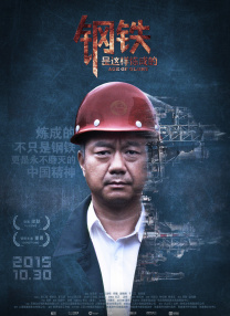 辣妈杰西卡·阿尔芭身穿蕾丝白裙配黑丝袜，娇俏动人。