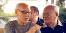 导演朗·霍华德(Ron Howard)携影片主演奥利维亚·王尔德(Olivia Wilde)、克里斯·海姆斯沃斯 克里斯恋情曝光：美国队长和白雪公主在一起了 2015-03-25 据外媒报道，“美国队长”克里斯·埃文斯和“白雪公主”莉莉·柯林斯两人上周六（当地时间22日）被拍到在洛杉矶的一家意大利餐厅约会，由此证实恋情。