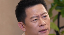 正是基于这样的创作初衷，影片将“职场议题”与“AI元素”巧妙融合：裁员危机映射当代年轻人的生存焦虑，“咸鱼翻身”的逆袭主线传递不服输的信念，而“地铁小灵通”的AI设定更是充满巧思——本应执行“地铁加速度”指令，却意外播放《加速度》歌曲，用幽默化解紧张，也暗合了“用乐观对抗生活不确定性”的核心主题。