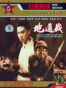 景甜身着黑色露肩衣、条纹半身裙现身，与马特·达蒙（Matt Damon）热聊露狂笑。