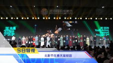 《森林战士》狂曝角色海报 瓦尔兹为曼达克配音 2013-03-29 托夫·瓦尔兹，他将为片中蓝色皮肤的怪人曼达克配音，好莱坞知名男星科林·法莱尔将为弓箭手罗尼代言。