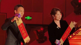 李敏贞携郑京浩为慈善拍写真 如芭比般可爱迷人 2009-12-14 据韩国媒体报道，韩国演员郑京浩与李敏贞两人日前参与了某时尚杂志的“Share Happiness”活动，并一同拍摄了写真。