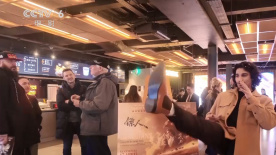 “坏叔叔”黄渤也帅气亮相，和马伊琍以及老戏骨斯琴高娃坐在一桌，但是互相之间鲜有交流。