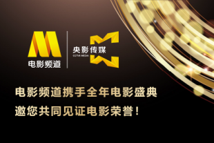 照片中，王诗龄和爸爸王岳伦分别拿着小金人，爸爸调侃道“小妞第一次去好莱坞就拿奖了？
