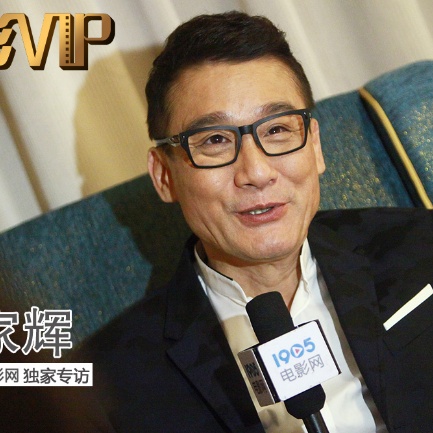 苍井优代言时尚手机 清爽造型天真可爱 2009-08-05 苍井优 8月4日，人气女星苍井优出席了由其代言的某时尚手机新品的广告发布会现场。